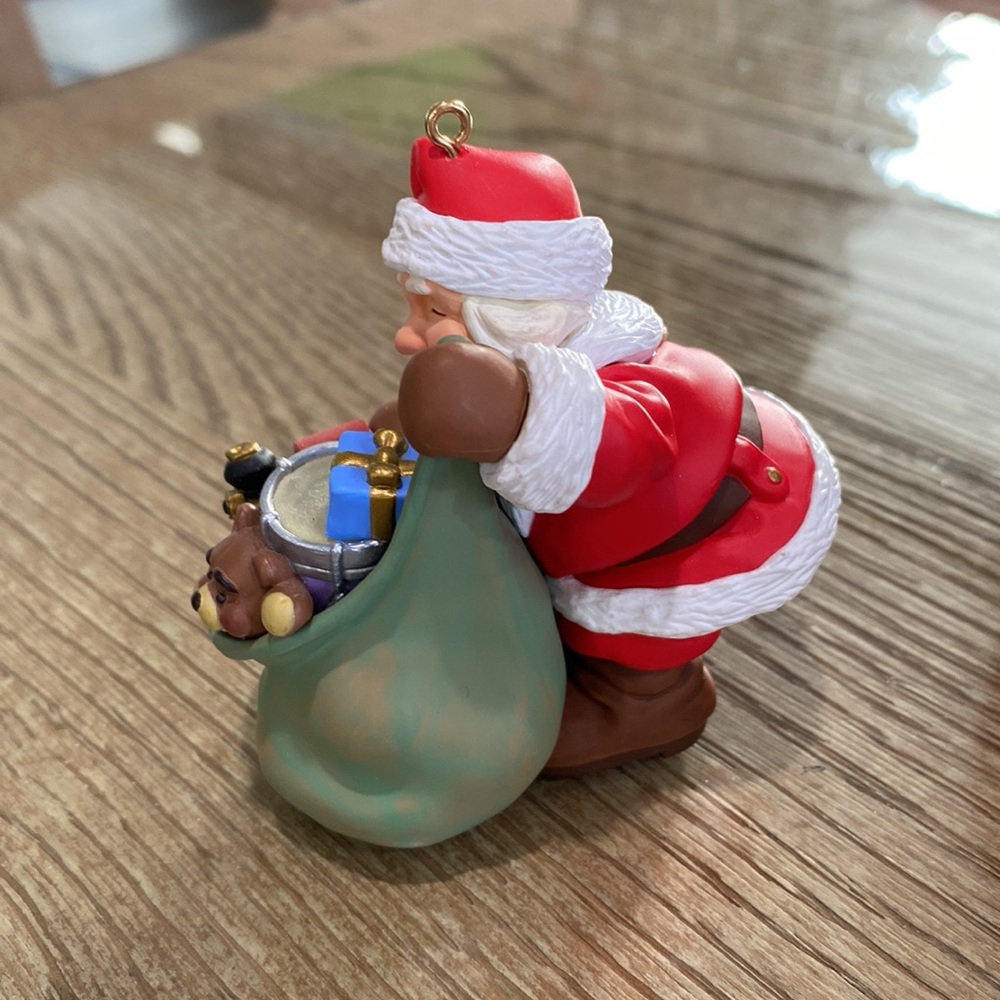 2005 Hallmark Keepsake Santa’s Magic Sack Ornament - Picture 6 of 7